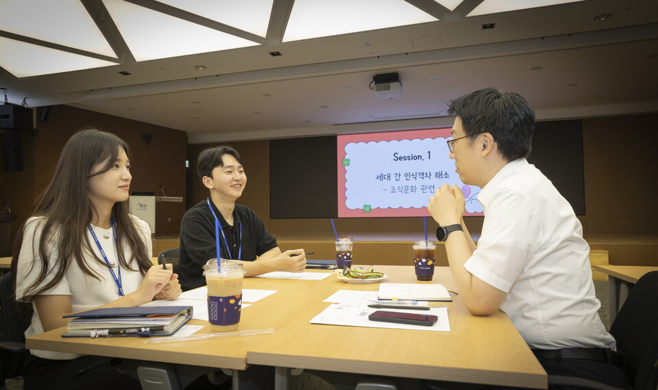 한국남부발전과 한국자산관리공사 양사 직원들이 '크로스-리버스 멘토링'에 참가해 의견을 나누고 있다 / 한국남부발전 제공