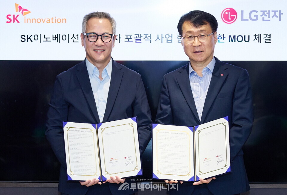  LG전자 ES사업본부장 이재성 부사장(사진 오른쪽)과 SK이노베이션 김무환 에너지솔루션 사업단장이 지난 17일 서울 종로구 SK서린빌딩에서 ‘AI 데이터센터 에너지-­냉각 통합 솔루션 공동개발 및 사업화’를 위한 업무협약(MOU)을 체결하고 기념촬영을 하고 있다./SK이노베이션 제공.