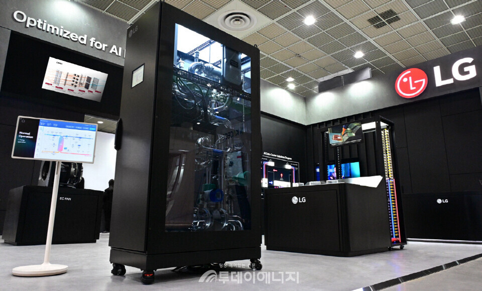 사진은 데이터센터 내 CPU·GPU 칩의 열을 직접 냉각시키는 액체 냉각 솔루션인 LG전자 CDU(Coolant Distribution Unit, 냉각수 분배 장치)./ LG전자 제공.