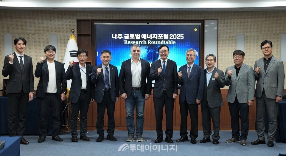 윤병태 나주시장은 16일 ‘나주글로벌에너지포럼 2025’ 기조연설을 위해 나주시를 방문한 2010년 노벨물리학상 수상자 콘스탄틴 노보셀로프 교수(왼쪽 다섯 번째) 일행을 만나 환담하고 기념사진을 촬영했다. / 나주시 제공