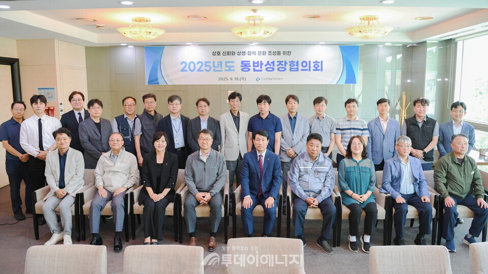 18일 열린 수도권매립지관리공사 동반성장협의회에서 송병억 사장(앞줄 가운데)이 협력사 대표들과 기념촬영하고 있다. /수도권매립지관리공사