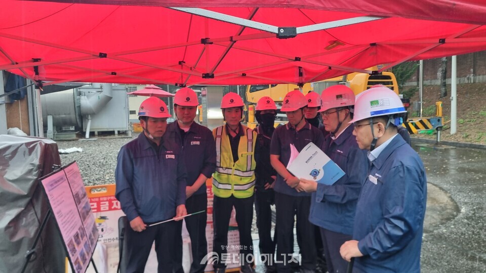 진수남 사장직무대행(오른쪽에서 두번째)이 인천지사 가스설비 정비업무에 대해 안전사항을 점검하고 있다. /한국가스기술공사 제공