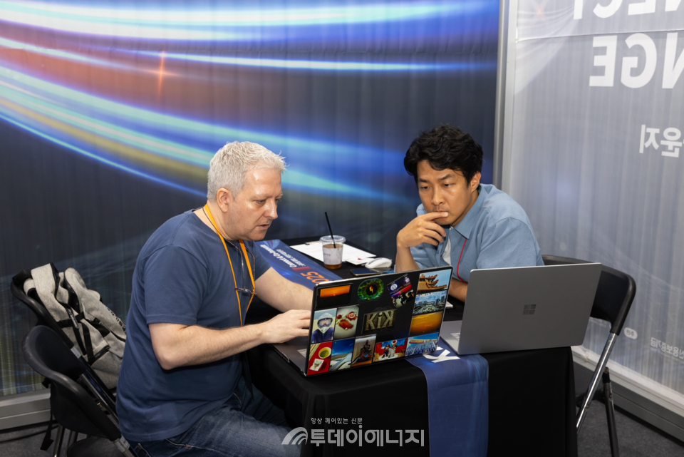 글로벌 수요기업과 스타트업이 밋업존에서 기술 협업 논의를 하고 있다. /한국산업단지공단