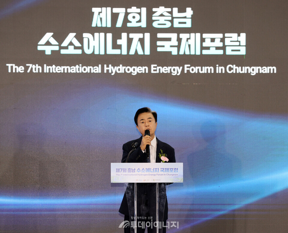 김태흠 충남도지사가 18일 ‘제7회 수소에너지 국제포럼’에서 인사말을 하고 있다./사진 충남도