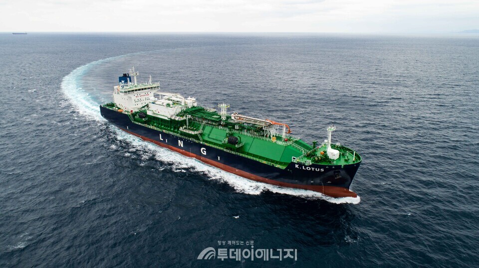 현대미포조선이 지난해 인도한 세계 최대 규모 1만8,000㎥급 LNG벙커링선인 ‘케이로터스(K.LOTUS)’호./HD현대미포 제공
