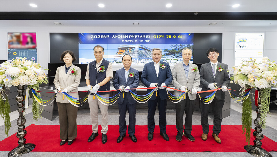 한국중부발전이 디지털 방어체계를 본격 가동한다. (왼쪽부터 윤미라 한국중부발전 디지털혁신처장, 신동주 한국중부발전노동조합 위원장, 이영조 한국중부발전 사장, 이용우 한국중부발전 상임감사, 이종국 한국중부발전 기획관리본부장, 이민재 SK쉴더스 전무)