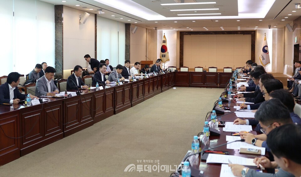 이호현 산업통상자원부 2차관이 지난 12일 전력망 확충 과정에서 지자체와의 협력과 주민 수용성 확보 방안을 논의하고있다 . / 산자부 제공