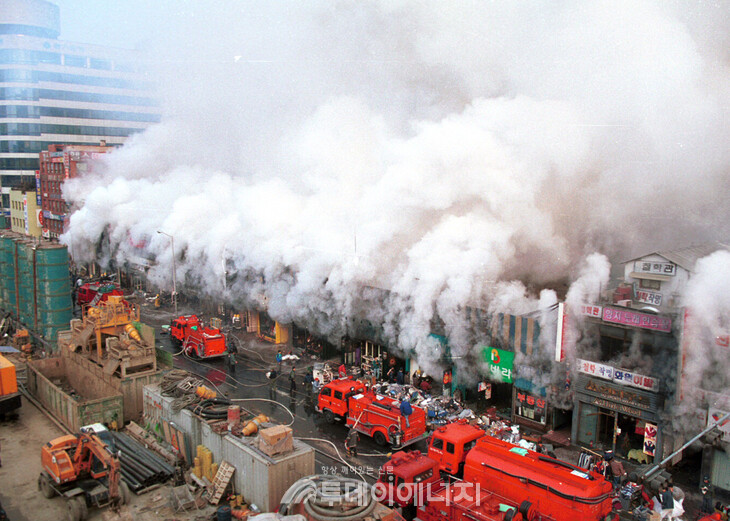 1995년 12월 31일에 발생한 광명전통시장 화재 당시 사진 / 광명시 제공