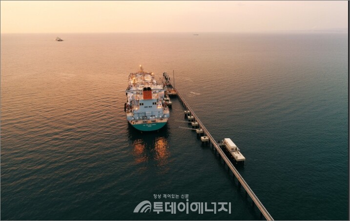 해상에 정박 중인 대형 LNG 운반선이 제티(선박 접안 시설)에 접안되어 있다. 이 제티를 통해 천연가스가 수송되거나 저장·재기화 설비(FSRU)로 이송되는 과정이 진행된다. / 게티이미지