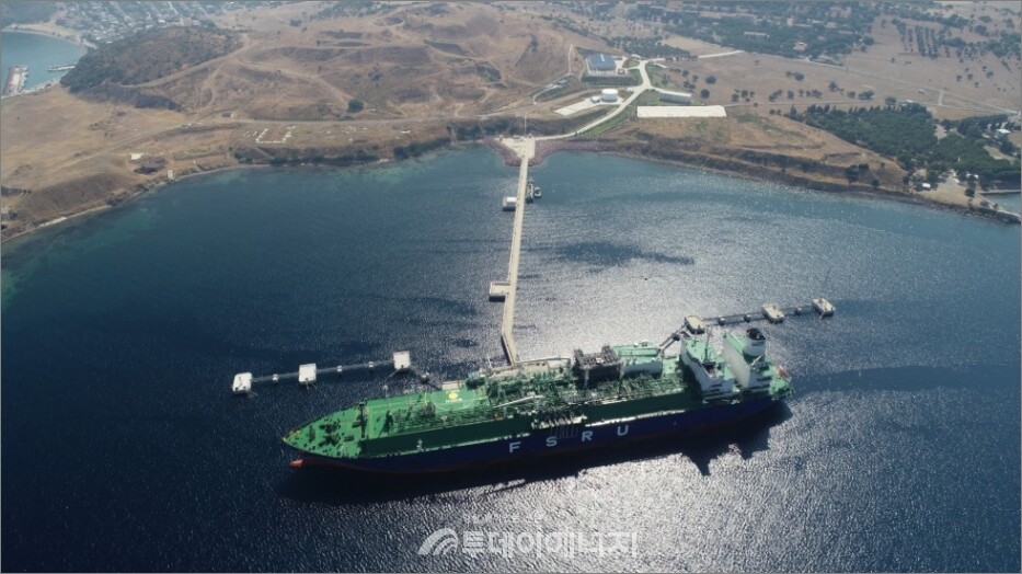 터키 에게해에 위치한 에트키 리만 LNG 터미널에는 선박 ‘터콰이즈 P’가 일부로 운영되고 있다. /슐테 그룹 제공