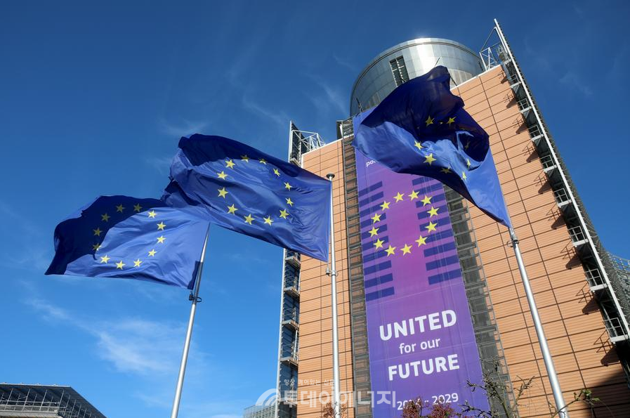 벨기에 브뤼셀의 유럽연합(EU) 본부 건물 밖에서 휘날리는 EU 깃발 / 출처 : 신화통신