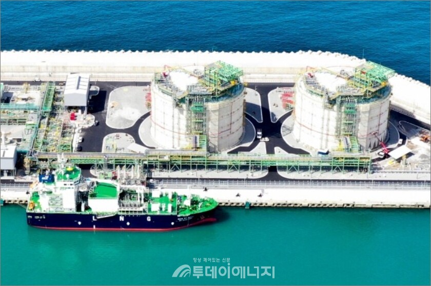 LNG 벙커링선과 LNG 공급 과정(벙커링선 선체와 크레인, LNG 호스 연결 모습)