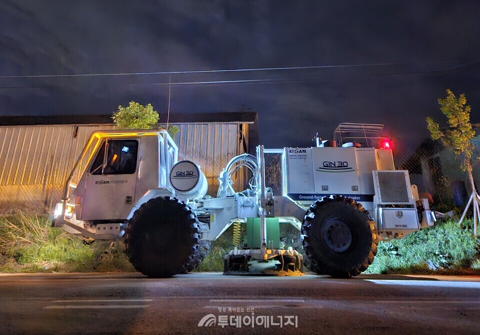 3만 파운드급 바이브로사이즈 장비 ‘GIN30’이 육상 탄성파 탐사를 진행하고 있다./한국지질자원연구원 제공