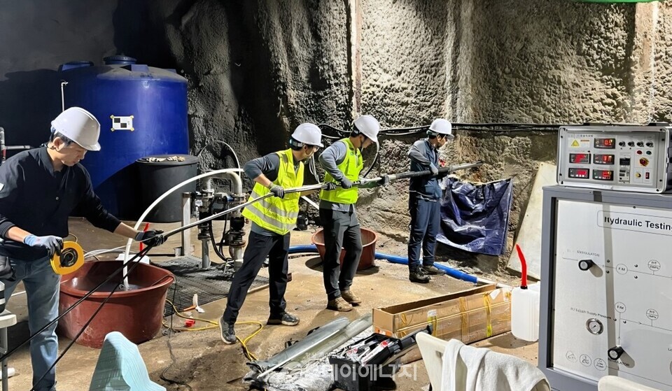 지질자원연구원 연구진이 수리시험 장비를 활용하고 있다./한국지질자원연구원 제공