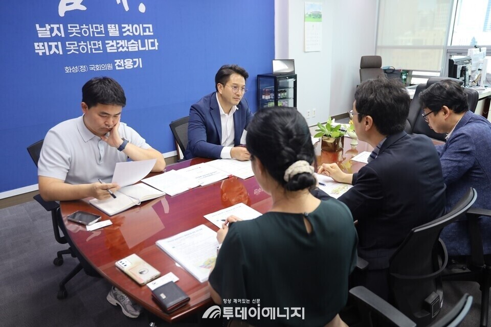 전용기 더불어민주당 화성정 국회의원이 지난달 19일 국회 의원실에서 국토교통부 관계자들과 화성 진안 택지지구 내에 들어설 예정인 열병합발전소 건설과 관련한 ‘긴급 논의’ 시간을 가졌다./ 전용기 의원실