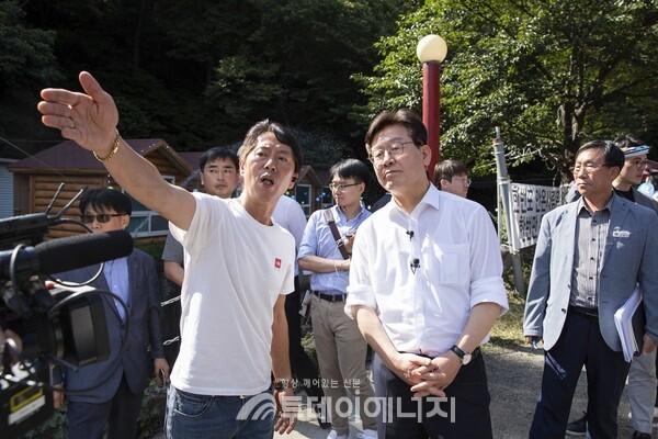 이재명 대통령이 경기지사 재임시절인 2019년 8월 경기 양주 계곡 일대 불법영업소 철거 현장을 찾아 주민 설명을 듣고 있다./ 경기도