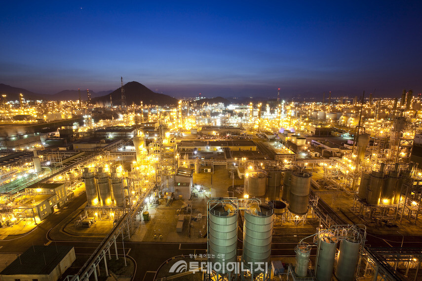 여수국가산업단지 야경/출처 한화솔루션