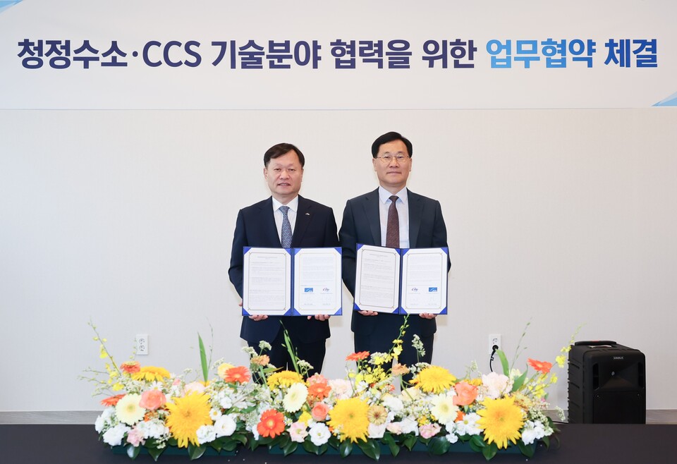 한국서부발전은 22일 린데코리아와 '청정수소 발전사업 추진 협력을 위한 업무협약'을 체결했다. 이정복 서부발전 사장(왼쪽)과 성백석 린데코리아 회장 / 한국서부발전 제공