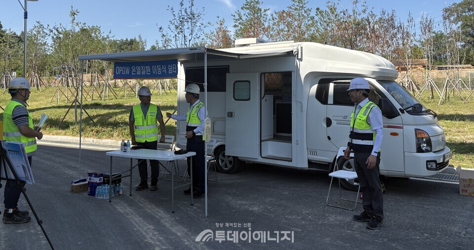 박상형 한전KDN 사장이 OPGW 현장에 설치된 온열질환 대비 이동식 쉼터 앞에서 OPGW공사 개요 등 보고를 받고 있다. / 한전 KDN 제공