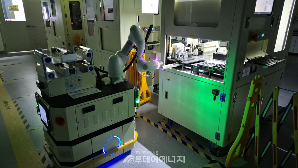 LG화학 자동화 로봇이 '로봇 자동화 실험실(ASL)'에서 야간 분석 실험을 하고 있다./LG화학 제공