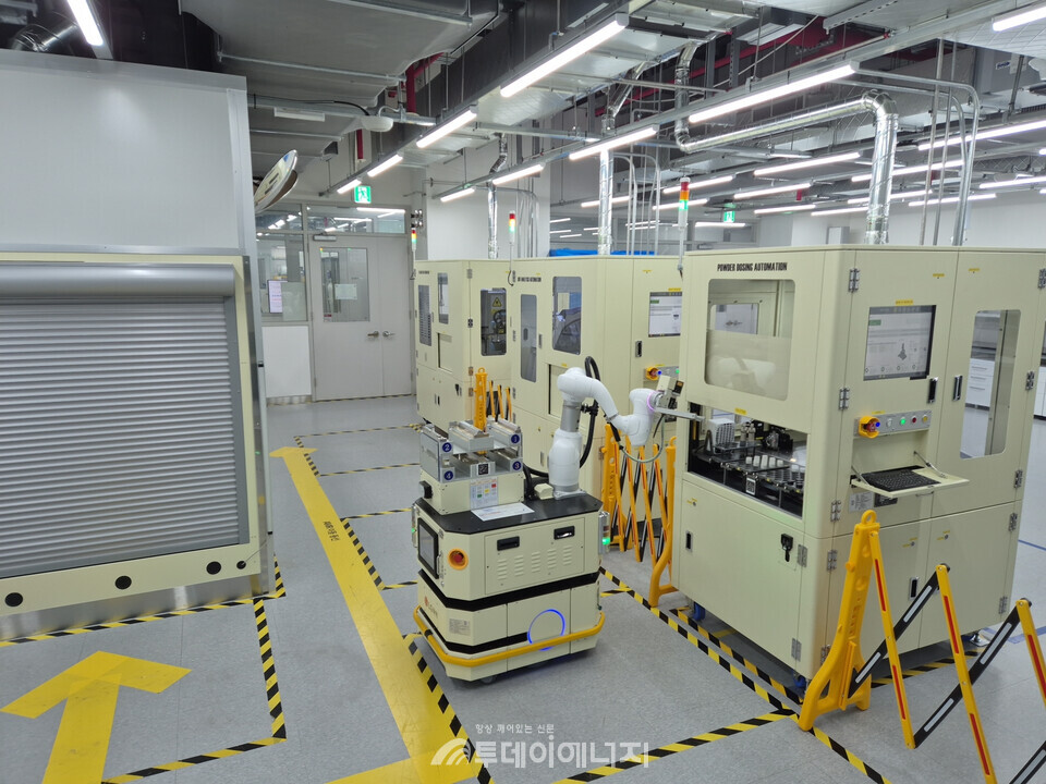 LG화학 자동화 로봇이 '로봇 자동화 실험실(ASL)'에서 분석 실험을 하고 있다./LG화학 제공