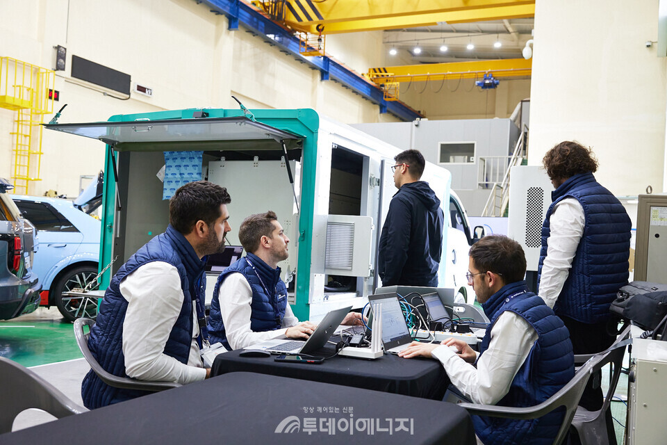 KERI가 기업 관계자들과 함께 전기차와 충전기를 교차하여 상호운용성을 시험하고 있다. / KERI 제공