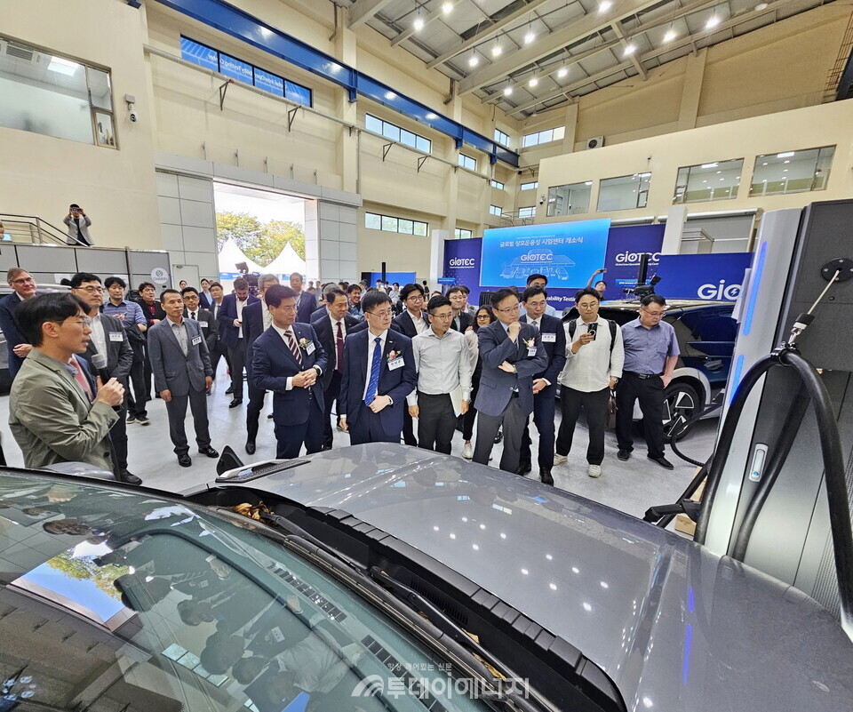 KERI GiOTEC 개소식에서 주요 내빈들이 시험 센터 현장을 둘러보고 있다. / 한국전기연구원 제공
