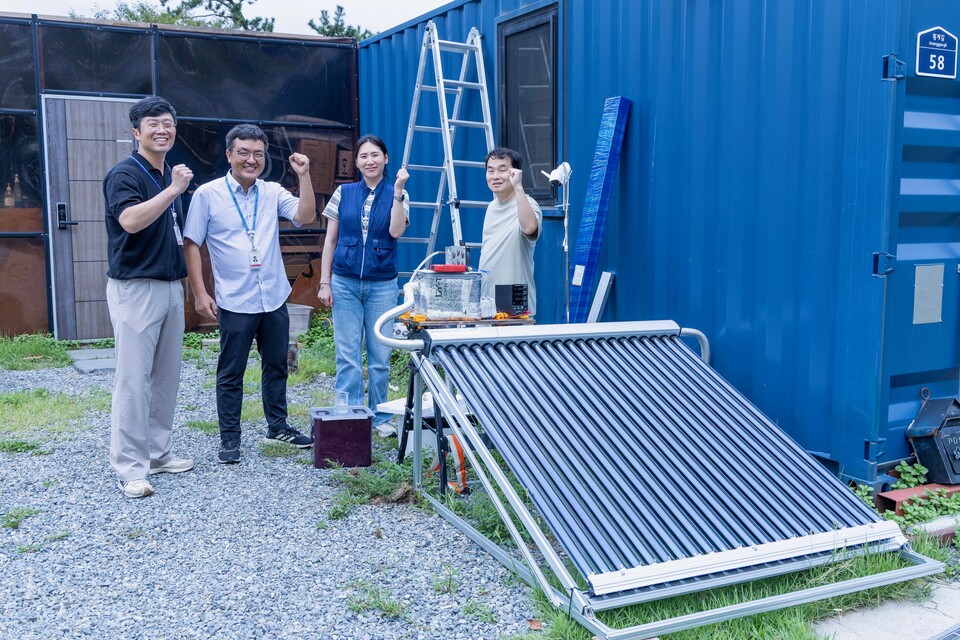 한국수력원자력 사내 학습조직인 ESH가 태양광 집열 증발 방식을 기반으로 한 친환경 담수화 시스템과 함께 기념촬영을 하고 있다 / 한국수력원자력 제공