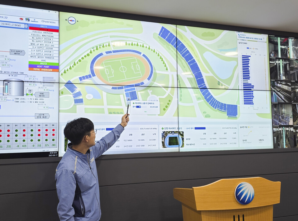 박종성 인천발전본부 신재생설비팀장이 AI 고장진단 시스템을 시연하고 있다 / 한국중부발전 제공