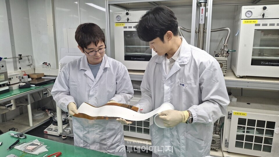 고체 전해질막 품질 점검하는 ETRI 연구팀 / 한국전자통신연구원 제공