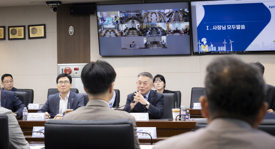 한국남부발전이 안전을 최우선 핵심가치로 두고 이의 실행을 위한 전사적 결의를 다졌다. 김준동 사장(가운데)이 회의를 직접 주재하고 있다 / 한국남부발전 제공