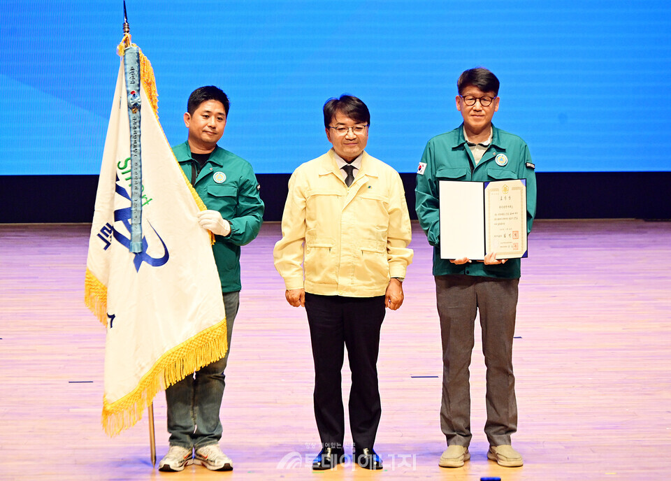 (왼쪽부터) 전력거래소 김현욱 차장, 행정안전부 김광용 재난안전관리 본부장, 전력거래소 이강재 안전보안처장 / 한국전력거래소 제공