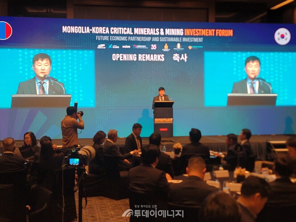 한-몽골 핵심광물 투자설명회에서 황영식 KOMIR 사장이 인사말을 하고 있다./한국광해광업공단 제공