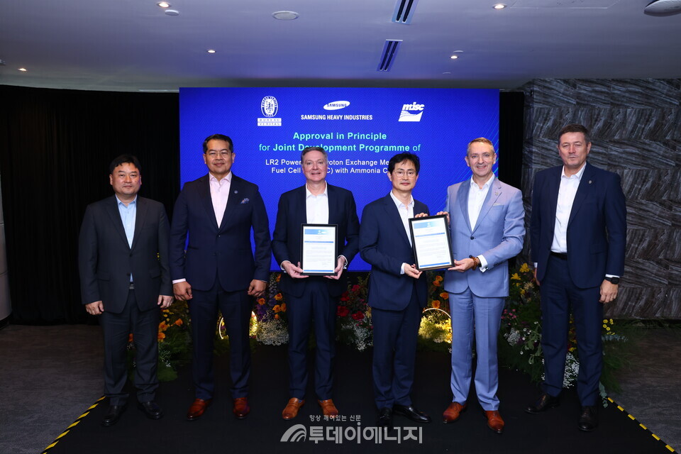 (오른쪽부터) Drago Pinteric BV선급 부사장, Alex Gregg Smitch BV선급 선임 부사장, 장해기 삼성중공업 기술개발본부 부사장, Nick Potter AET 사장, Zahid Osman MISC 사장, 김동주 삼성중공업 기술영업팀장.