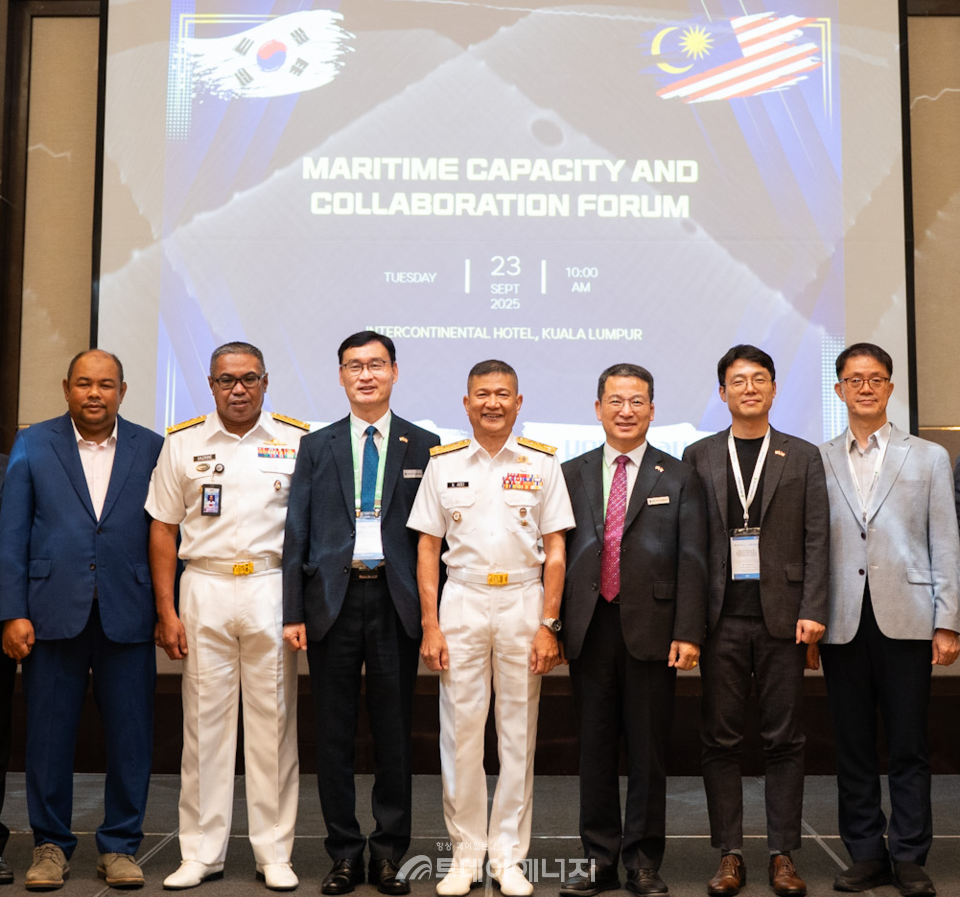  HD현대중공업이 최근 말레이시아 쿠알라룸푸르에서 ‘해양역량·협력 포럼(Maritime Capability & Collaboration Forum)을 개최했다. 사진 오른쪽에서 세번째부터 HD현대중공업 천정수 전무, 말레이시아 해군 모하메드 샤이풀 아들리 총 빈 압둘라(DATO’ Ir. Ts. Hj MOHD SHAIFUL ADLI CHUNG BIN ABDULLAH) 기술참모장(Chief Engineer), HD현대중공업 김정일 상무, 말레이시아 해군 하즈린 빈 모하마드 타이브(Hazrine bin Mohd Taib) 획득차장. /HD현대중공업 제공