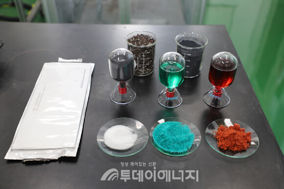 폐배터리셀(왼쪽)에서 분리 추출한 탄산리튬(흰색), 황산니켈(청록색), 황산코발트(붉은색) 원료. / 한국지질자원연구원 제공