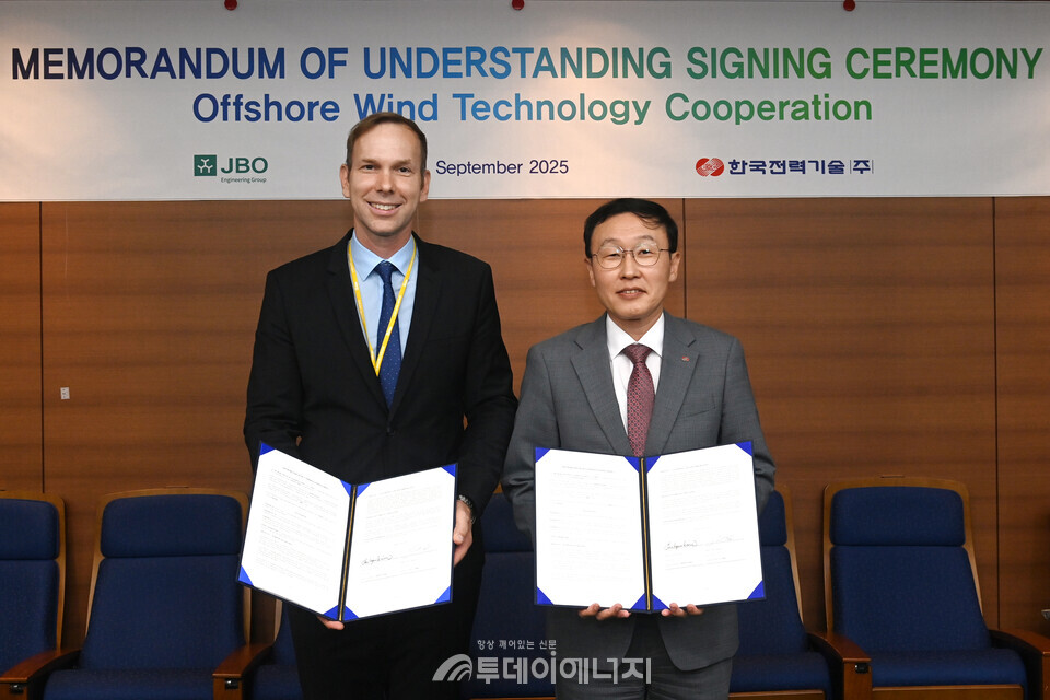 한국전력기술과 JBO Engineering Group이 해상풍력분야 MOU을 체결했다(사진 오른쪽 한전기술 김일배 부사장, 사진 왼쪽 JBO Engineering Group사 Falk Luddecke 대표) / 한국전력기술 제공