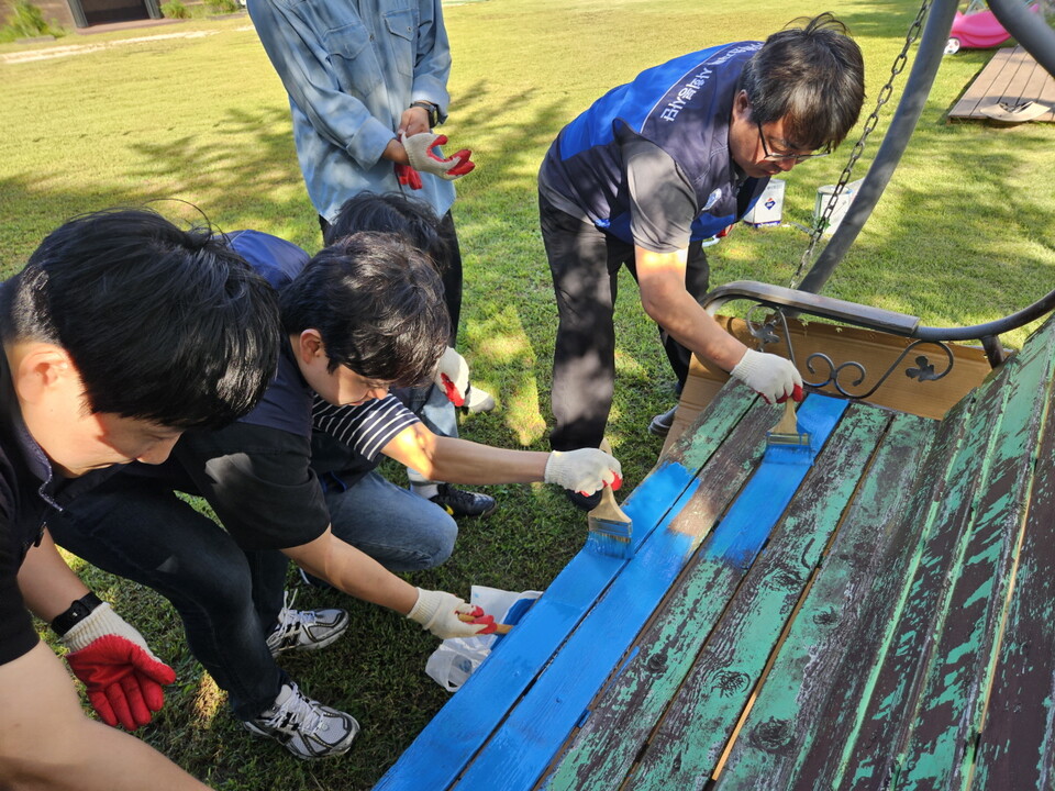 한국수력원자력과 퍼스트키퍼스 직원들이 경주 아이꿈터어린이집에서 봉사활동을 펼쳤다 / 한국수력원자력 제공