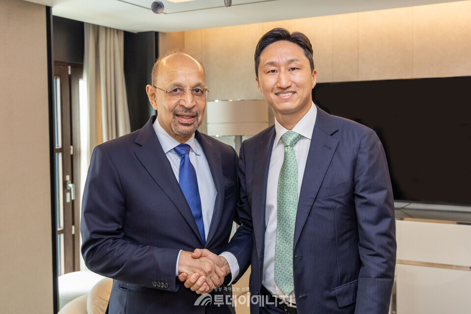  HD현대 정기선 수석부회장(사진 오른쪽)이 9월25일 사우디 칼리드 알팔리(H.E. Khalid AlFalih) 투자부장관을 만나 사업 협력을 논의했다. /HD현대 제공 