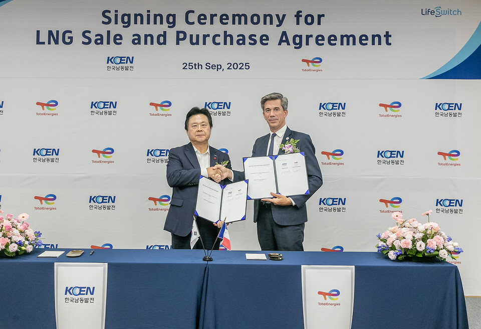 한국남동발전은 25일 토탈에너지스사와 LNG 매매계약 서명식을 가졌다. 강기윤 한국남동발전 사장(왼쪽), 로랑 샤브롱토탈에너지스 아시아 LNG 장기 마케팅 총괄이사 / 한국남동발전 제공