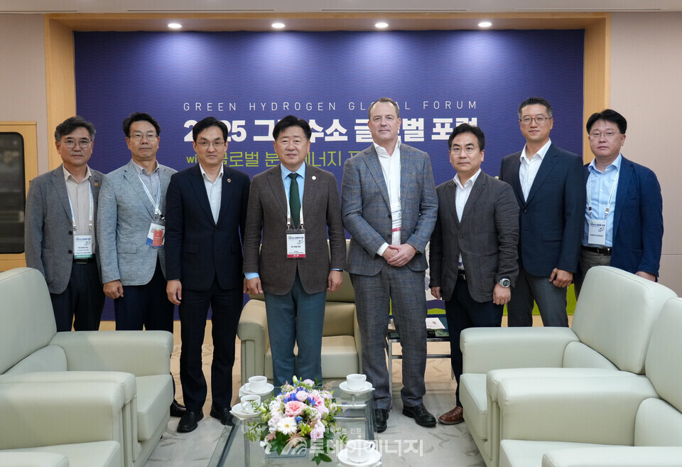 오영훈 제주지사(왼쪽 네 번째)와 스툽 넬(Nel) 이사(왼쪽 다섯 번째)가 기념사진을 찍고 있다./사진 제주도