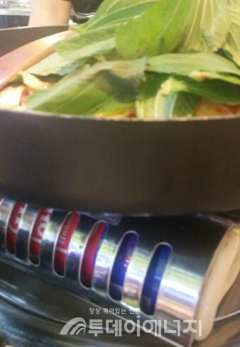 부탄캔 과대불판 사용 중인 모습/투데이에너지