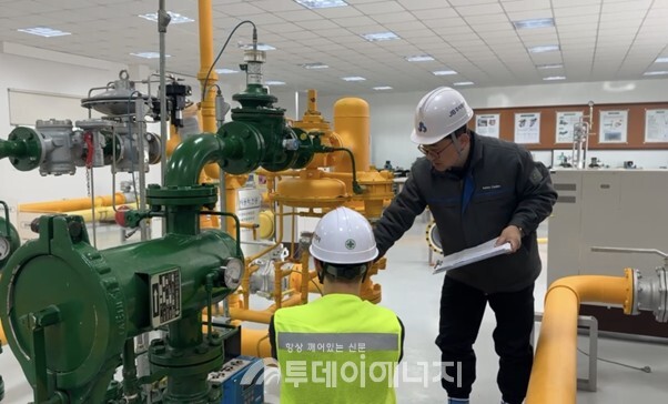 JB주식회사 안전관리 담당자가 도시가스 정압시설 안전점검 교육을 하고 있다. /JB주식회사 제공