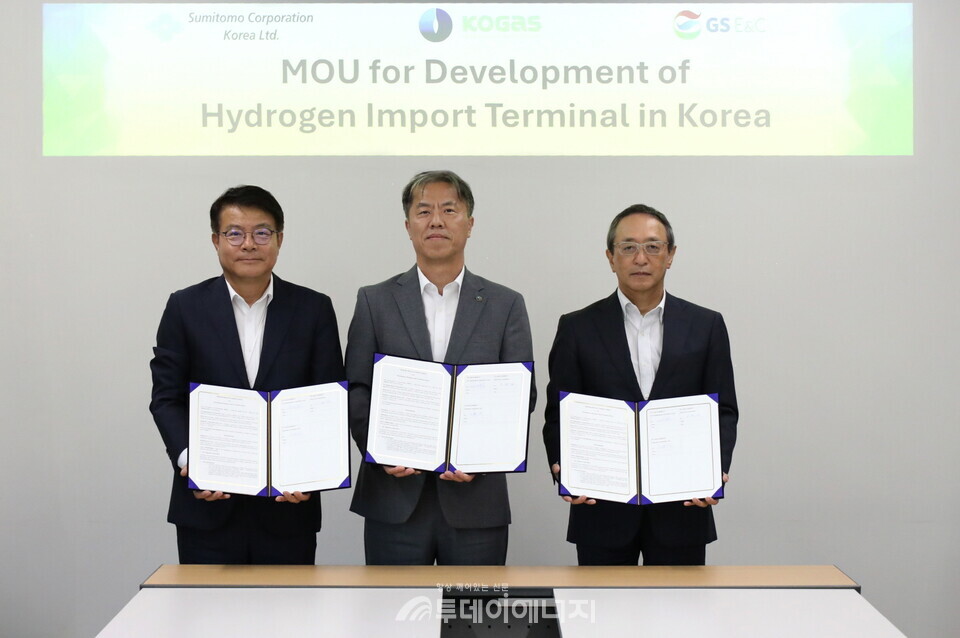 가스공사는 최근 GS건설, 한국스미토모상사와 ‘액화수소 인수기지 핵심 기술 개발을 위한 업무협약’을 체결했다. 왼쪽부터 김동욱 GS건설 플랜트사업본부 부사장, 오권택 가스공사 수소신사업단장, 오하시 다이스케(Ohashi Daisuke) 한국스미토모상사 사장. /가스공사 제공