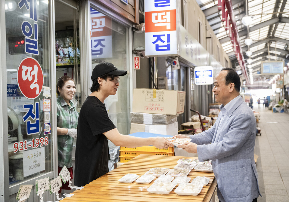 이영조 사장이 보령 중앙시장을 방문, 온누리상품권을 사용해 식료품을 구매하고 있다 / 한국중부발전 제공