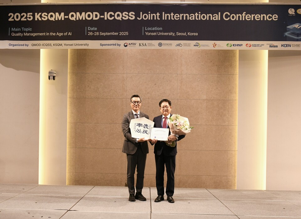 권명호 사장(오른쪽)이 '글로벌품질경영인대상'을 수상하고 박희준 한국품질경영학회장(왼쪽)과 기념촬영을 했다 / 한국동서발전 제공