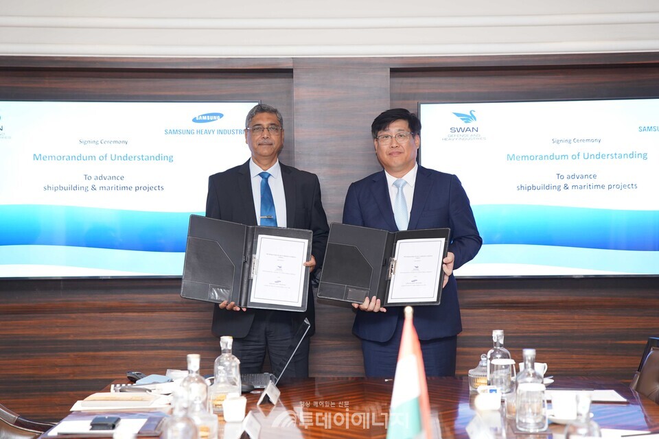  남궁금성 삼성중공업 생산지원본부장(오른쪽)과 비핀 쿠마 삭세나(Vipin Kumar Saxena) 인도 스완 조선소 CEO가 MOU 기념 사진을 촬영하고 있다. /삼성중공업 제공