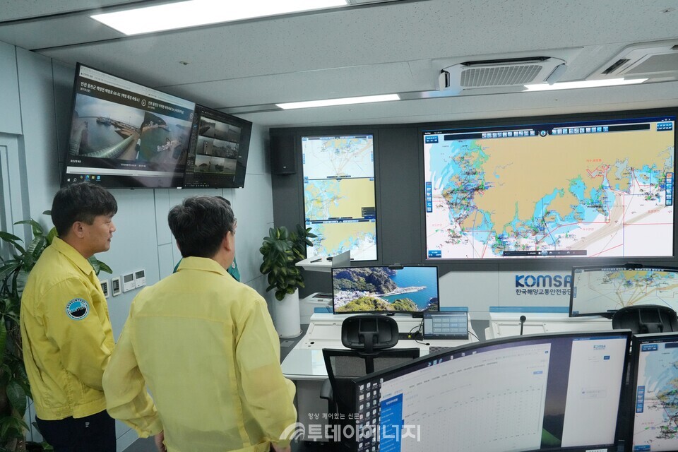  공단 이사장(사진 오른쪽)과 공단 운항상황센터장(사진 왼쪽)이 연안여객선 운항 모니터링 현황과 대책에 대한 점검을 하고 있다. /KOMSA