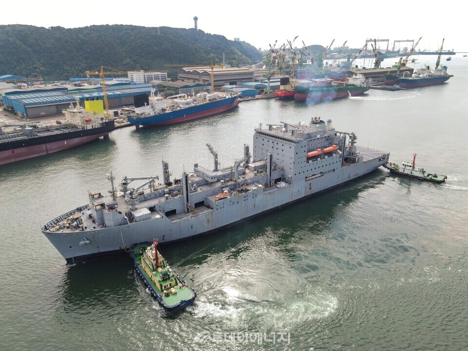 정기 정비를 위해 울산 HD현대미포 인근 염포부두에 입항 중인 미 해군 소속 41,000톤급 화물보급함 ‘USNS 앨런 셰퍼드함’. /HD현대 제공