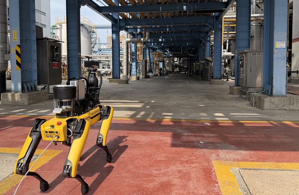 한국서부발전이 발전 현장에 지능형 사족보행 로봇을 투입해 안전사고 예방에 나선다 / 한국서부발전 제공